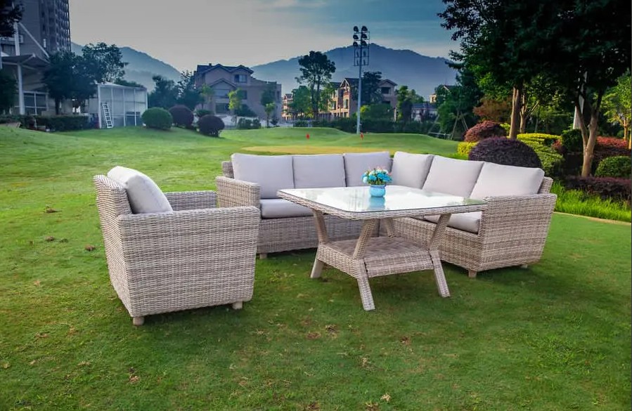 Lounge de luxo: criando um oásis com sofás sofisticados para pátio e jardim